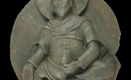 Elementul deosebit al statuetei este semnul Manji, care seamănă cu o svastică şi este un simbol al armoniei.