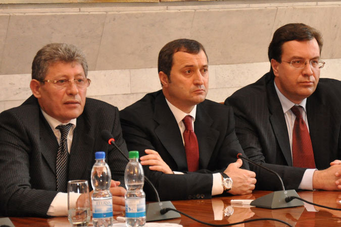 Скандал на охоте взволновал политиков и представителей так называемого «гражданского общества», которые разделились на две половины. Фото: Сергей СЕДЛЕЦКИЙ