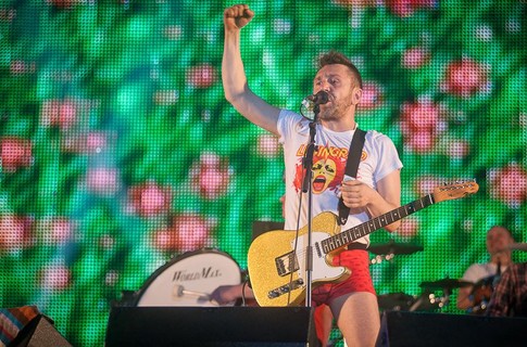 На фестивале, в отличие от других участников «Ленинграда», на сцене пил исключительно минералку. 