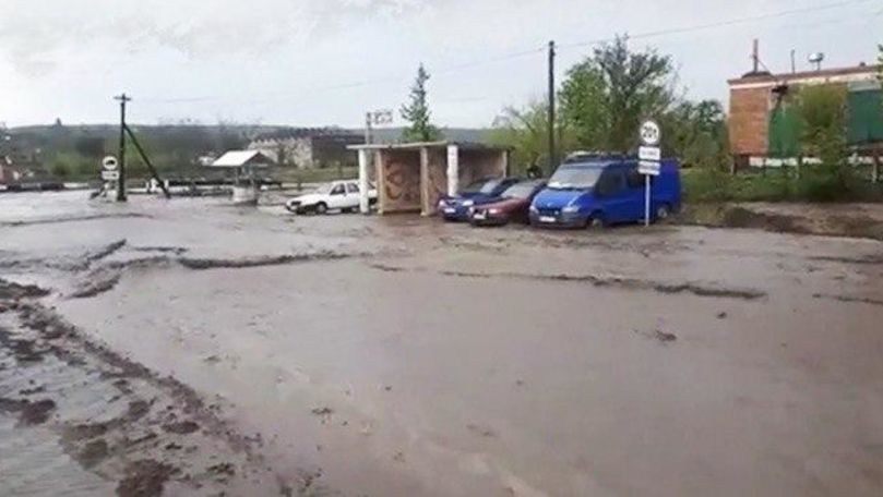 В Бульбоаке ливень превратил дороги в реки.