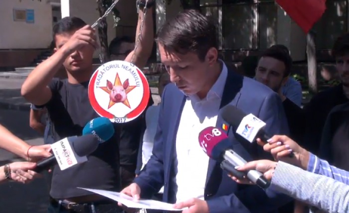 Liberalii i-au dat lui Dodon o medalie „Trădătorul neamului”. Ceban: În gât lui Ghimpu. Foto: unimedia