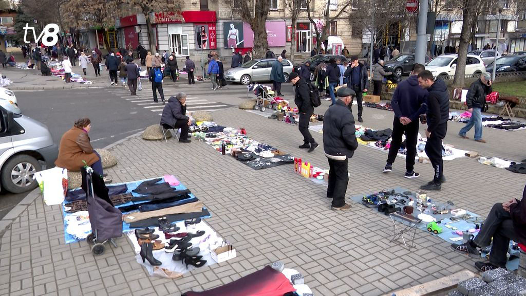 Пенсионеры продают вещи из дома, чтобы заработать 100-150 леев.