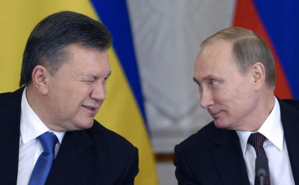 Ex-liderul de la Kiev, Viktor Ianukovici, fugit în prezent la Moscova. 