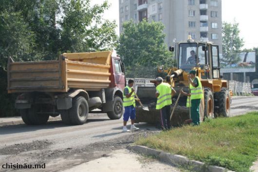 Mai multe străzi din Capitală se află în reparaţie.
