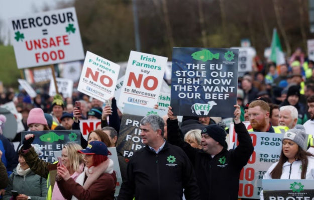 Mii de fermieri din Irlanda protestează împotriva acordului UE-Mercosur.