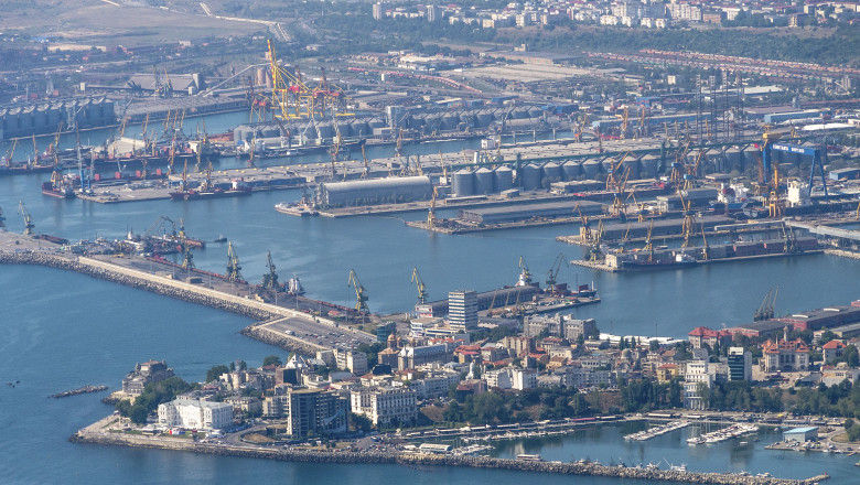 Баржа с 1500 тоннами угля из России затонула в порту Констанцы.