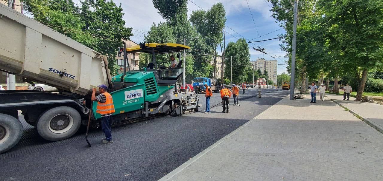 В Кишиневе продолжается ремонт дорог и тротуаров.