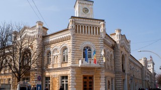 При планировании бюджета на 2015 года закладывался курс в 13,59 леев за доллар, поэтому расходы придётся еще пересмотреть.