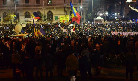 В Румынии третью ночь не прекращаются антиправительственные протесты. Фото: hotnews.ro