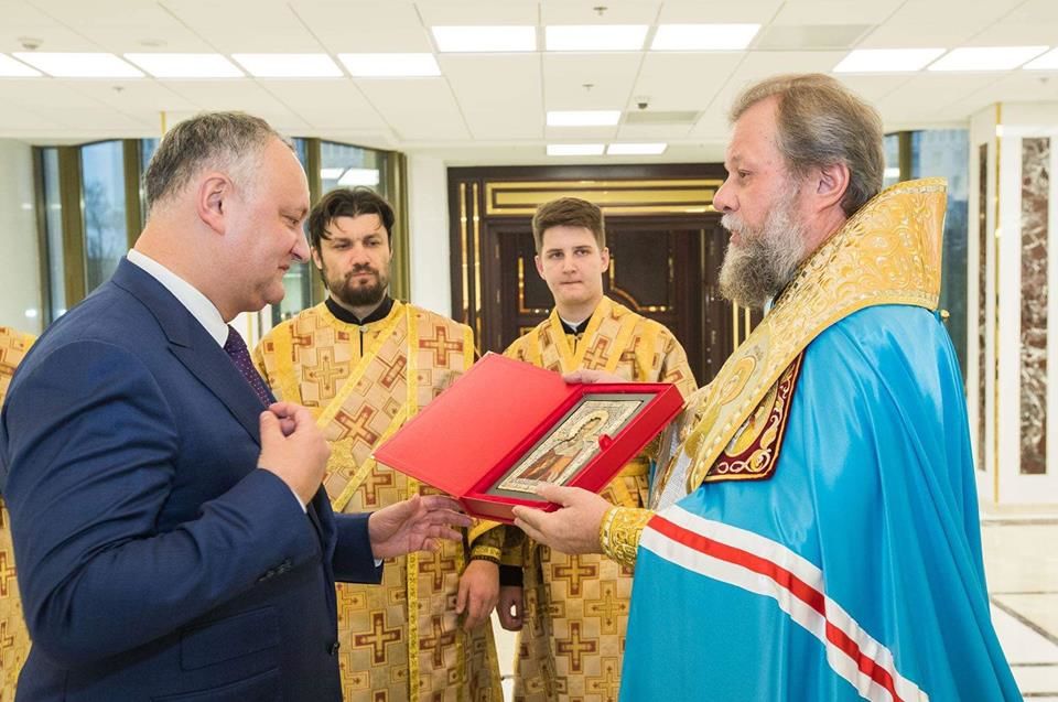 Митрополит Владимир освятил здание администрации президента.