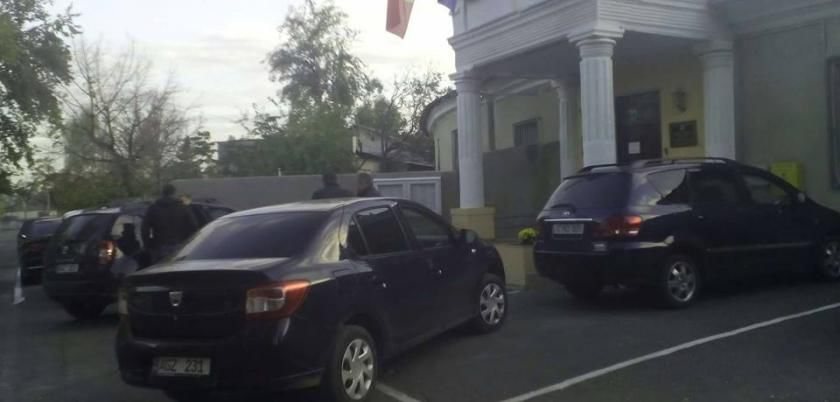 Ex-ofițer DOS, reținut la ieșirea din Penitenciarul 13. 