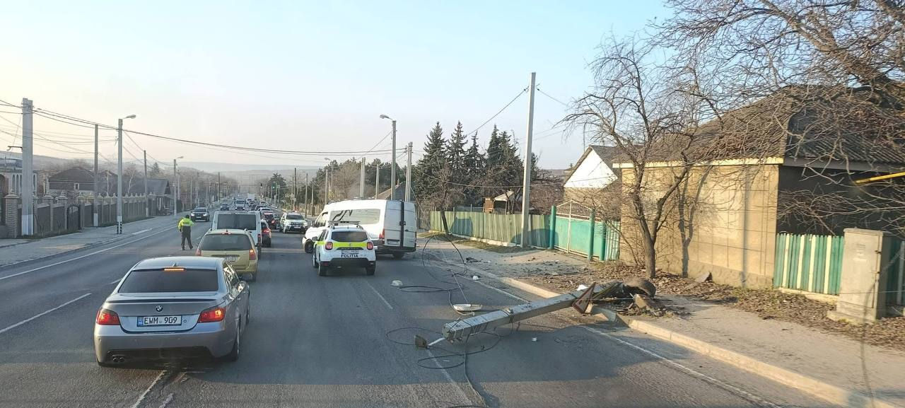 Un camion a derapat de pe drum și s-a izbit într-un pilon la Peresecina: Trei persoane au fost rănite.