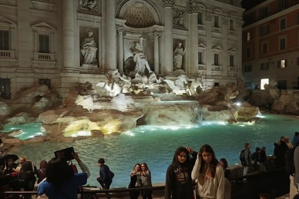 Amenzi de 240 de euro pentru turiştii care se vor răcori în fântânile din Roma. 