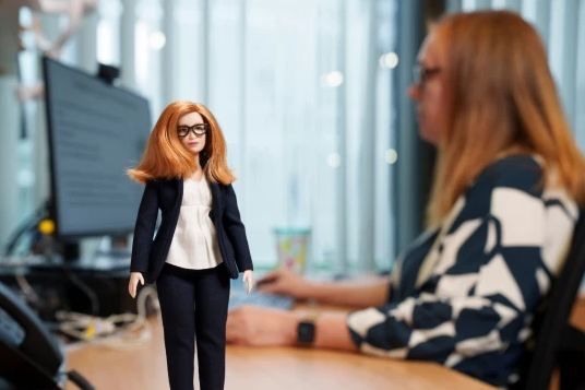 Mattel создала Барби в честь разработчика вакцины от коронавируса.