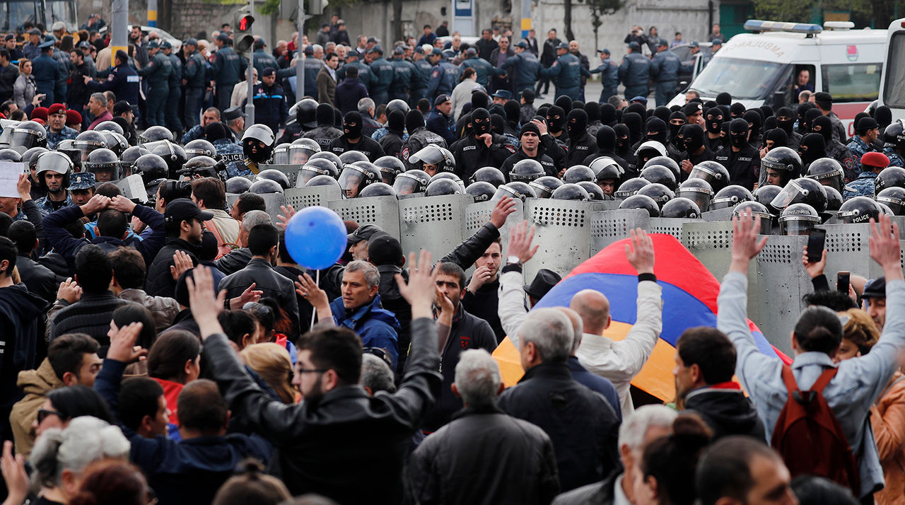 В Ереване возобновились акции протеста против избрания премьером Армении экс-президента Сержа Саргсяна.
