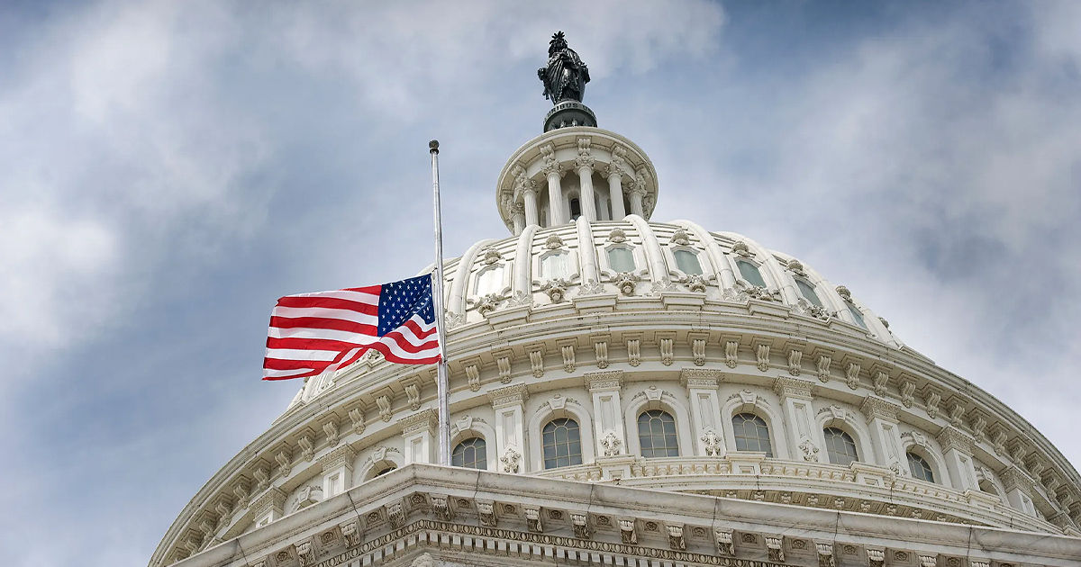 В США началась паника из-за приспущенного флага на Капитолии.