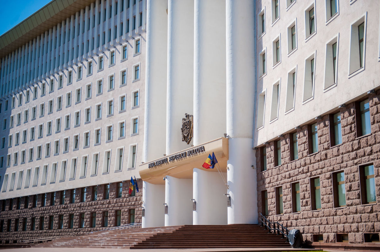 Впервые информационные материалы о парламенте перевели на язык жестов.