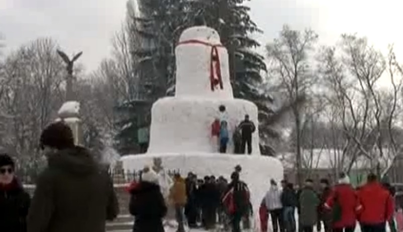 Un om de zăpadă cât un bloc cu trei etaje, realizat în România