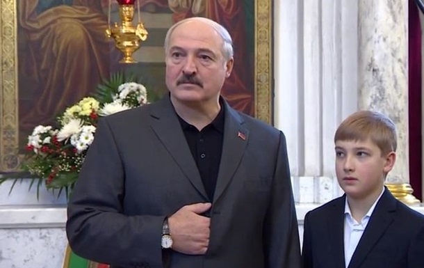 Лукашенко поздравил с праздником и пожелал добра, мира в семьях, в стране, а главное - в душах.