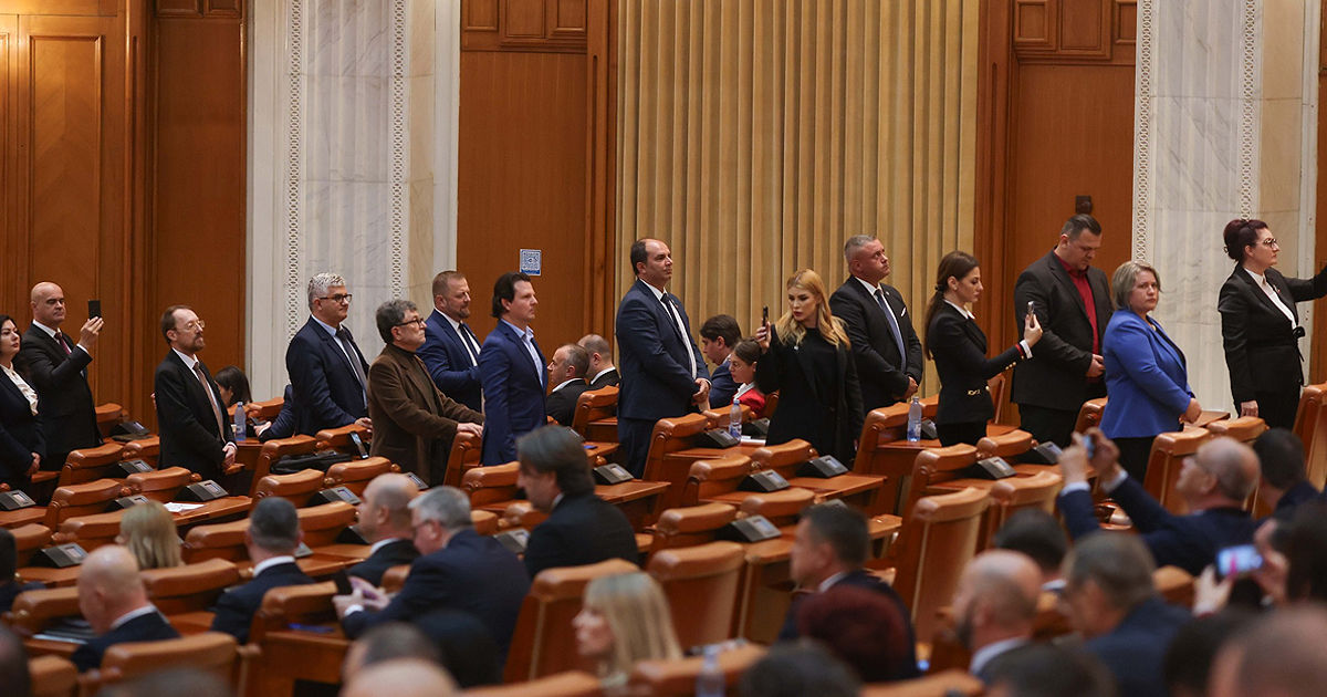 В Румынии оппозиционные депутаты повернулись спиной к Дану во время инаугурации.
