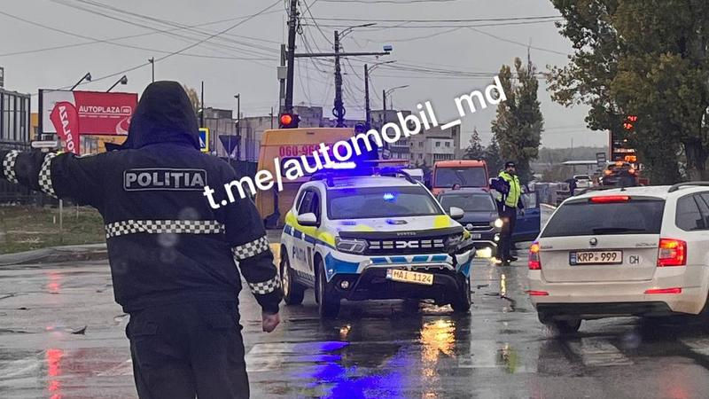 На улице Каля Орхеюлуй произошло ДТП с участием полицейской машины.
