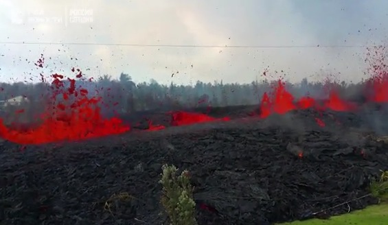 Рвущаяся из земли лава уничтожает жилые дома на Гавайях.