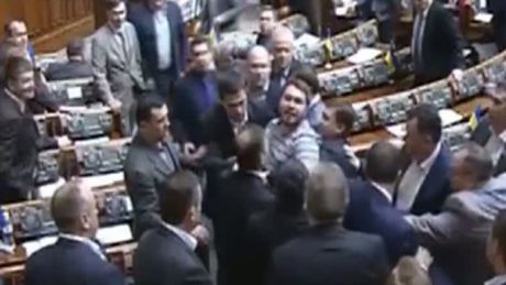 Un deputat a sărit la gâtul unui coleg, din cauza unei propuneri de ridicare a imunităţii. Foto: rtv.net