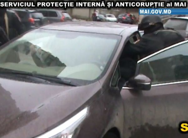 Barbatul a fost retinut chiar in timp ce lua banii. Foto: protv.md