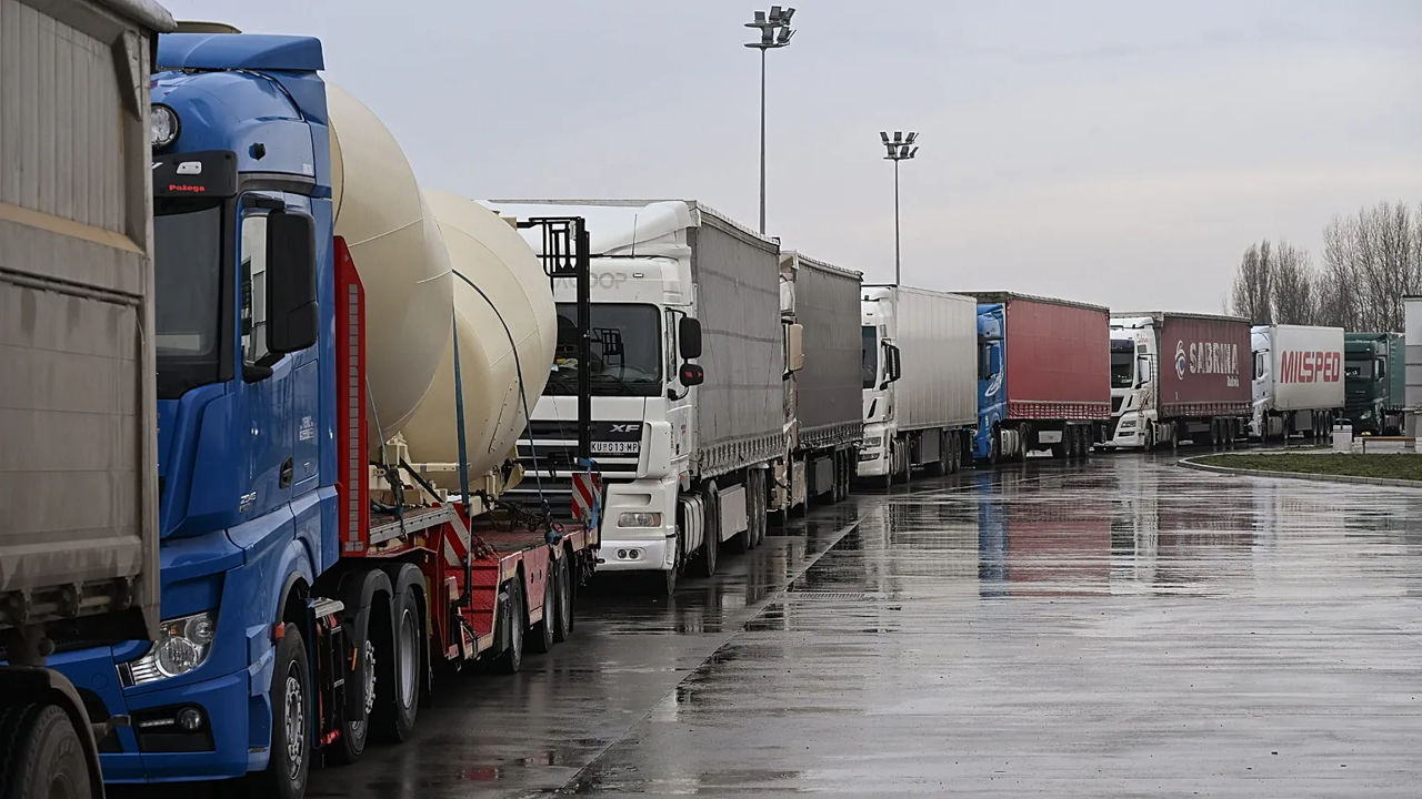 Șoferii de camion blochează granițele în Balcani din cauza noilor reguli ale UE.