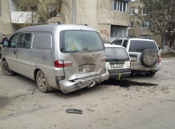 Cativa soferi de pe strada Albisoara din capitala au avut parte de o surpriza neplacuta in aceasta dimineata. Foto: protv.md