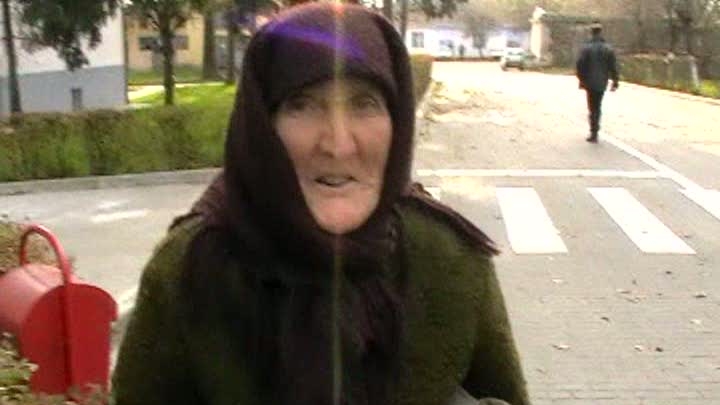  O bătrână de 93 de ani din satul ieșean Horlești a trecut prin momente groaznice când un hoţ a intrat peste ea în locuinţă.