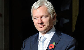 Julian Assange a cerut eliberarea din închisoare a lui Bradley Manning, pe care îl consideră un erou condamnat din motive politice. 