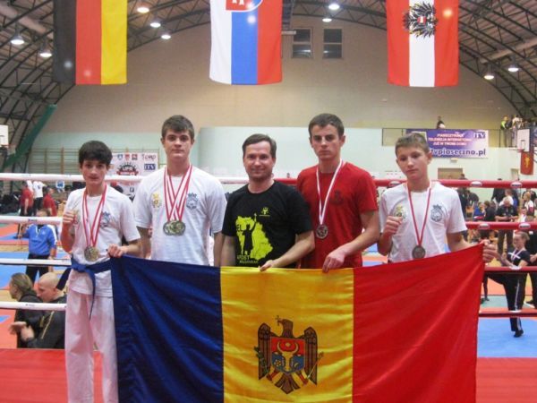 Спортсмены завоевали четыре золотых медали, три серебряных и две бронзовые.