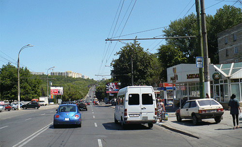 Un impediment reprezintă şi două construcţii ilegale de pa marginea carosabilului.