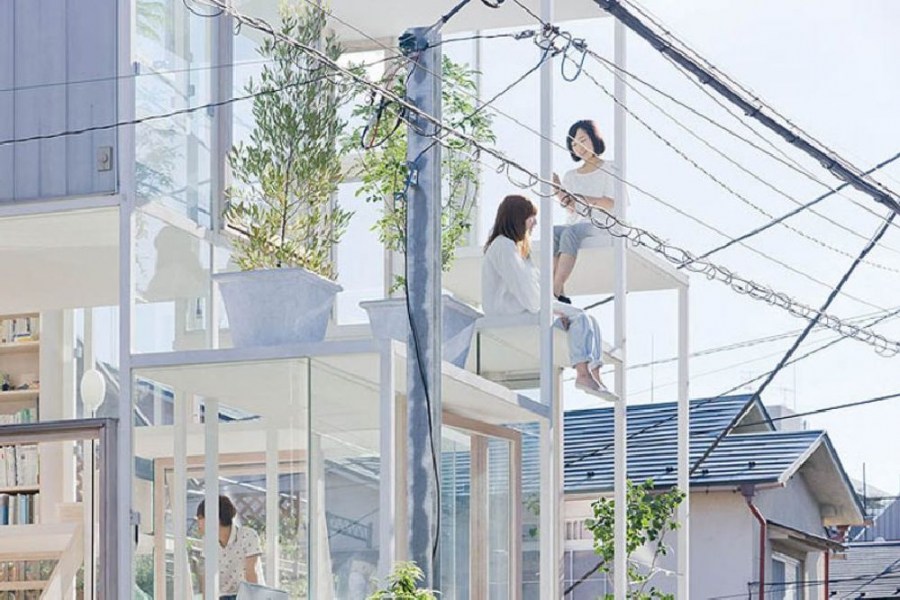 Casa transparentă dintr-un cartier liniştit din oraşul Tokyo are o suprafaţă de 85 de metri pătraţi.