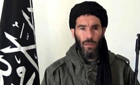 El oferă asigurări că vorbeşte în numele Al-Qaida în Magrebul Islamic (AQMI), în cadrul căreia a fost lider, înainte să fie exclus, recent. 