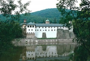  Un tunel misterios care pleacă din interiorul Mănăstirii Cozia, trece pe sub Olt şi ajunge pe malul celălalt al râului, a fost descoperit recent de cercetătorii români.