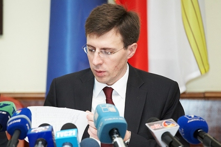 Несмотря на то, что ранее градоначальник заявлял, что ему известны детали дела, в ходе слушания он не привел ни одного исчерпывающего факта. 