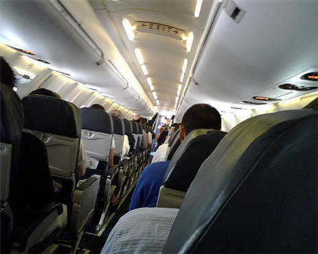 Пассажир лайнера United Airlines заявил, что отравил всех на борту.