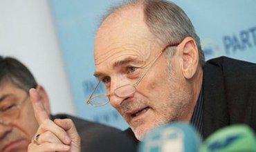 Deputatul liberal Victor Popa a fost numit astăzi de plenul Parlamentului în funcţia de judecător la Curtea Constituţională. 