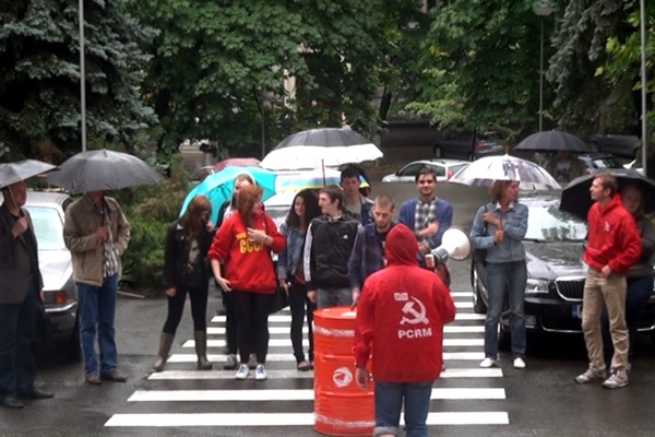 Коммунистический союз молодежи Молдовы потребовал в ходе акции протеста у правительства отставки министра просвещения Майи Санду в связи с результатами бакалавра.