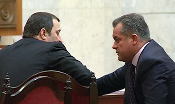  Fostul premier susţine că majoritatea care s-a format înainte de 22 aprilie a fost una monstruoasă, aceasta fiind rezultatul unor înţelegeri pe ascuns dintre doi actori politici.