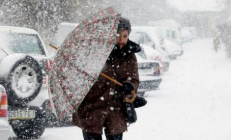 Un bărbat, în vârstă de 71 de ani, a murit în provincia Nagano (centru) în timp ce deszăpezea în faţa casei, a precizat NHK.