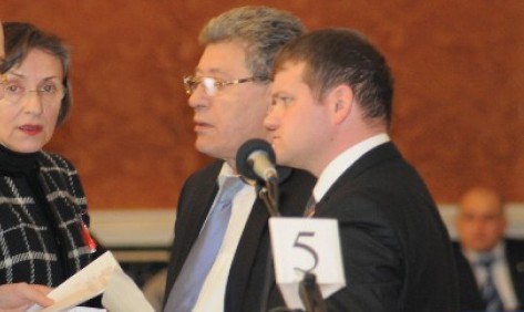 Munteanu, a subliniat că actuala criză politică a început după denunţarea acordului de constituire a AIE, însă PL a participat la negocieri şi după denunţarea acordului.