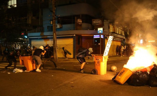 După ce lucrurile au degenerat, poliţia a reuşit să-i disperseze pe manifestanţi folosind gloanţe de cauciuc, gaze lacrimogene şi jeturi de apă.