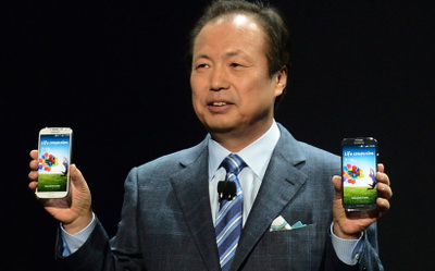 Внешне Galaxy S4 почти неотличим от предшественника Galaxy S3 – такой же форм-фактор.