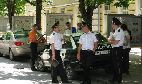 Меньше всего молдаване доверяют дорожной полиции. Таким образом, только 40 процентов опрошенных заявили, что немного доверяют этой структуре. 