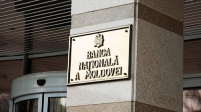 Consilierul PCRM Victor Gurău a prezentat ieri o schemă, potrivit căreia de la Banca de Economii s-au furat peste 1,5 miliarde de lei. Foto: viza.md