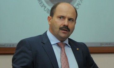 Министр экономики Валерий Лазэр считает это сезонным колебанием курса и не видит рисков для экономики страны.
