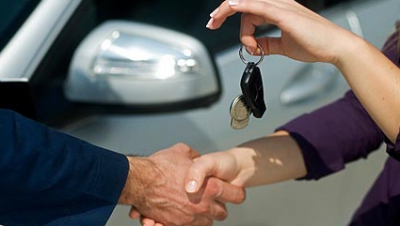 Летом у фирм по прокату автомобилей работы невпроворот. Спрос на машины вырос в полтора раза. 